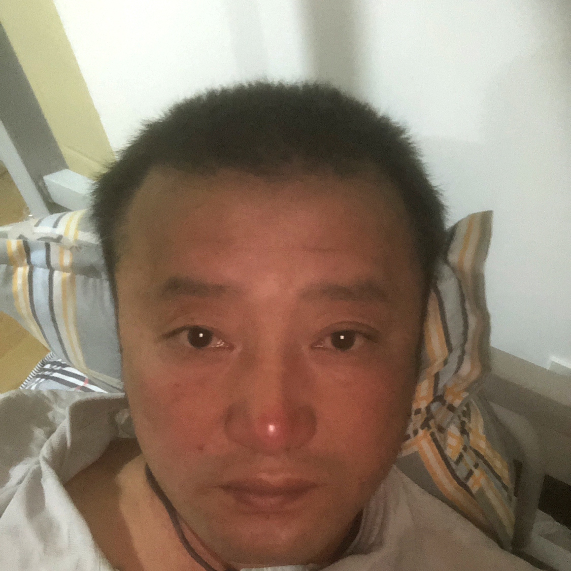粗犷闻玫瑰的照片