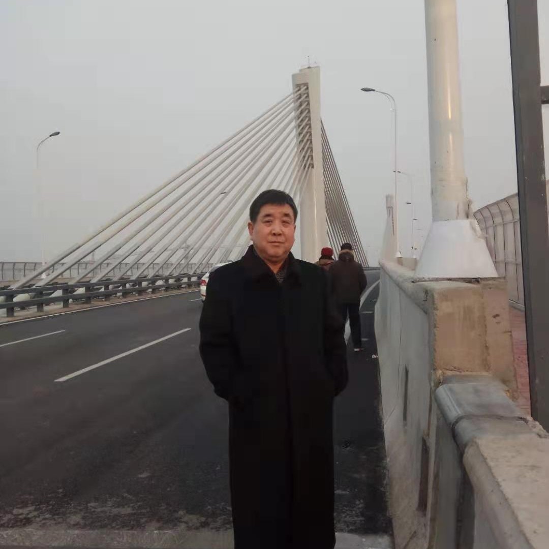 笑靥回首可靠的照片