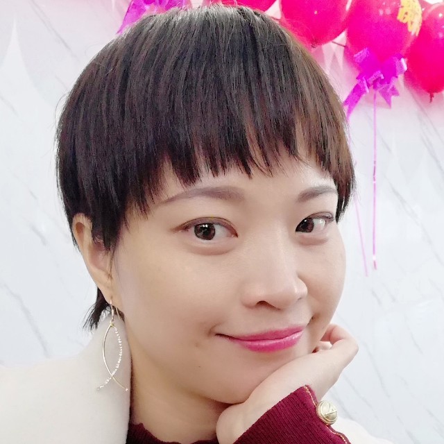 短发配帽子的照片