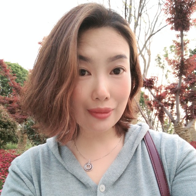 英勇浅吻唇膏的照片
