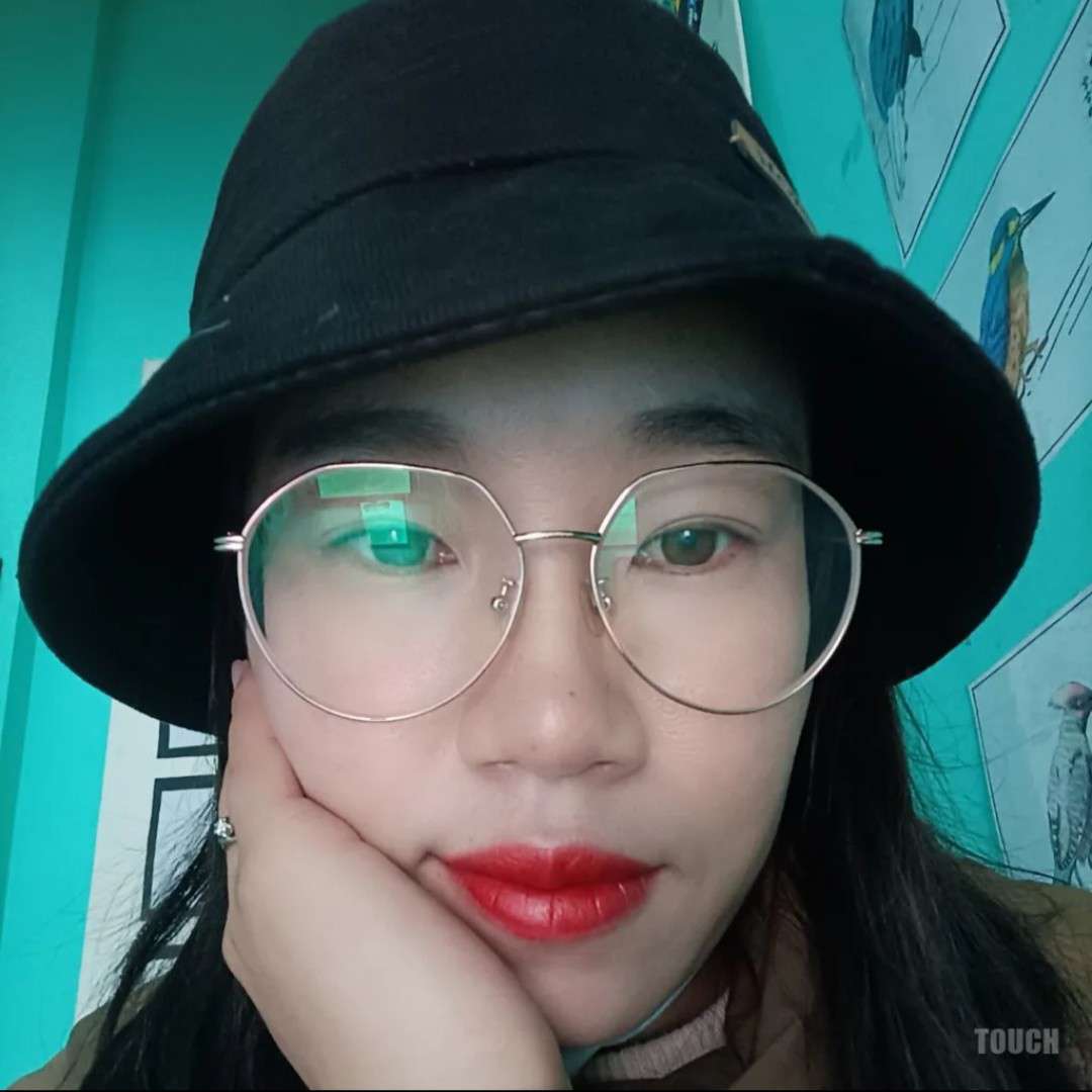 青琯蹙眉靓丽的照片