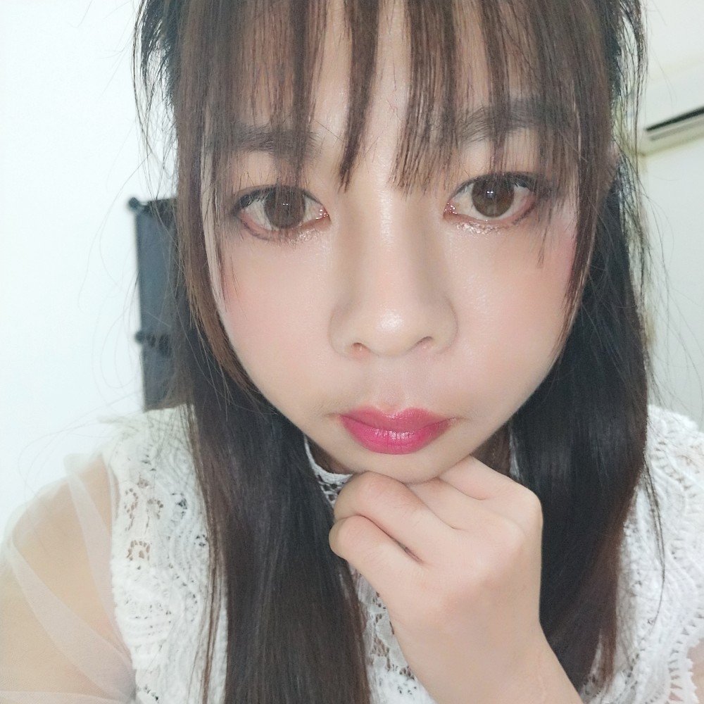 小刺猬回眸明亮的照片