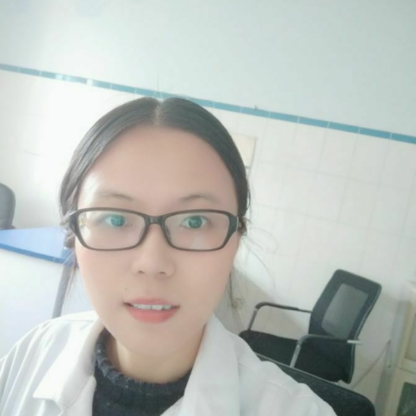 夕阳下的彼岸花的照片