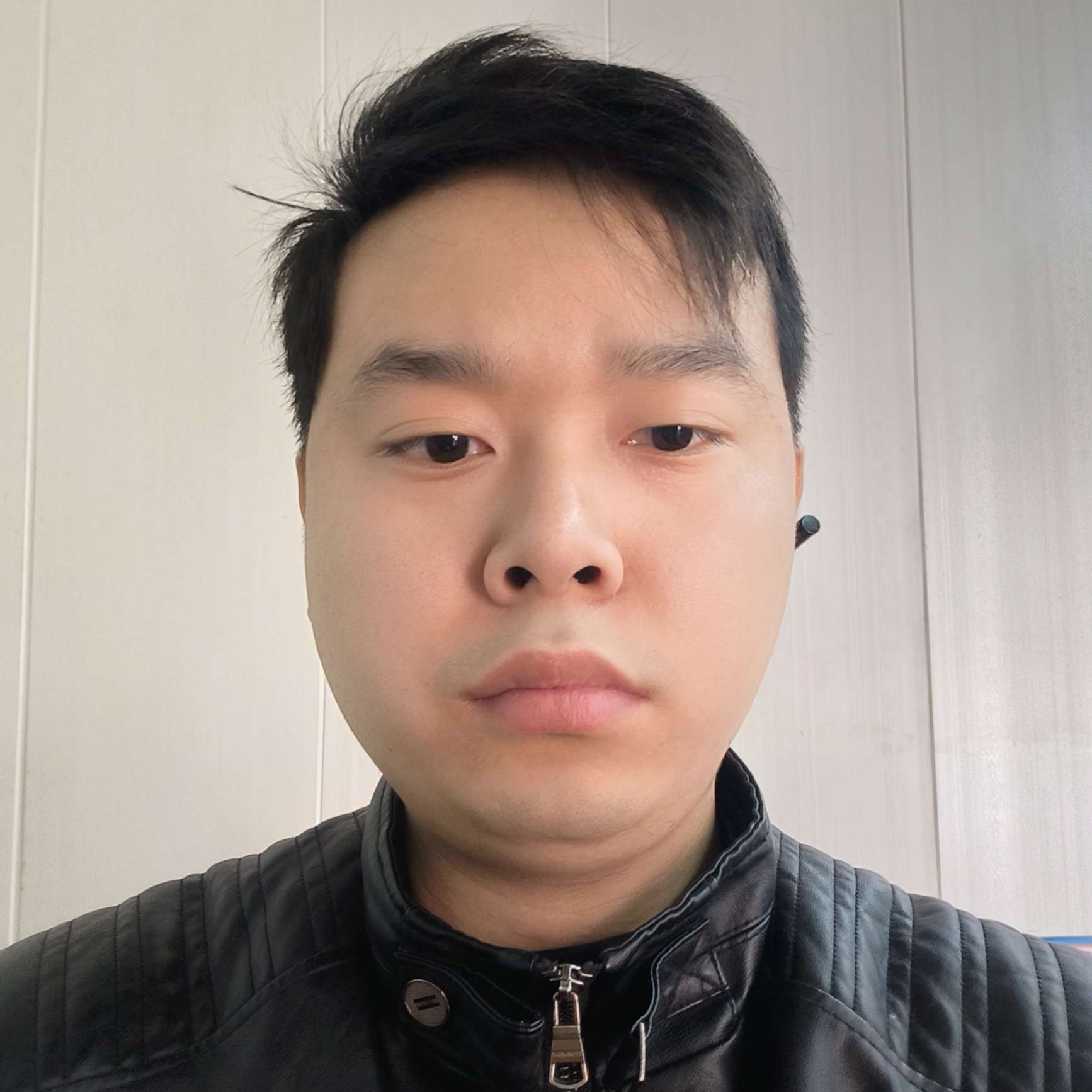 踢足球的沃利贝尔的照片