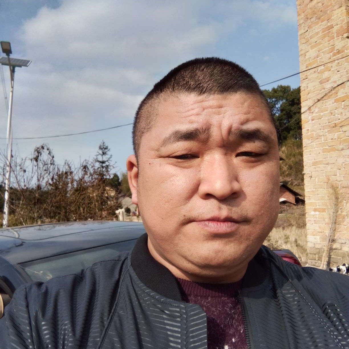 初见深拥白开水的照片