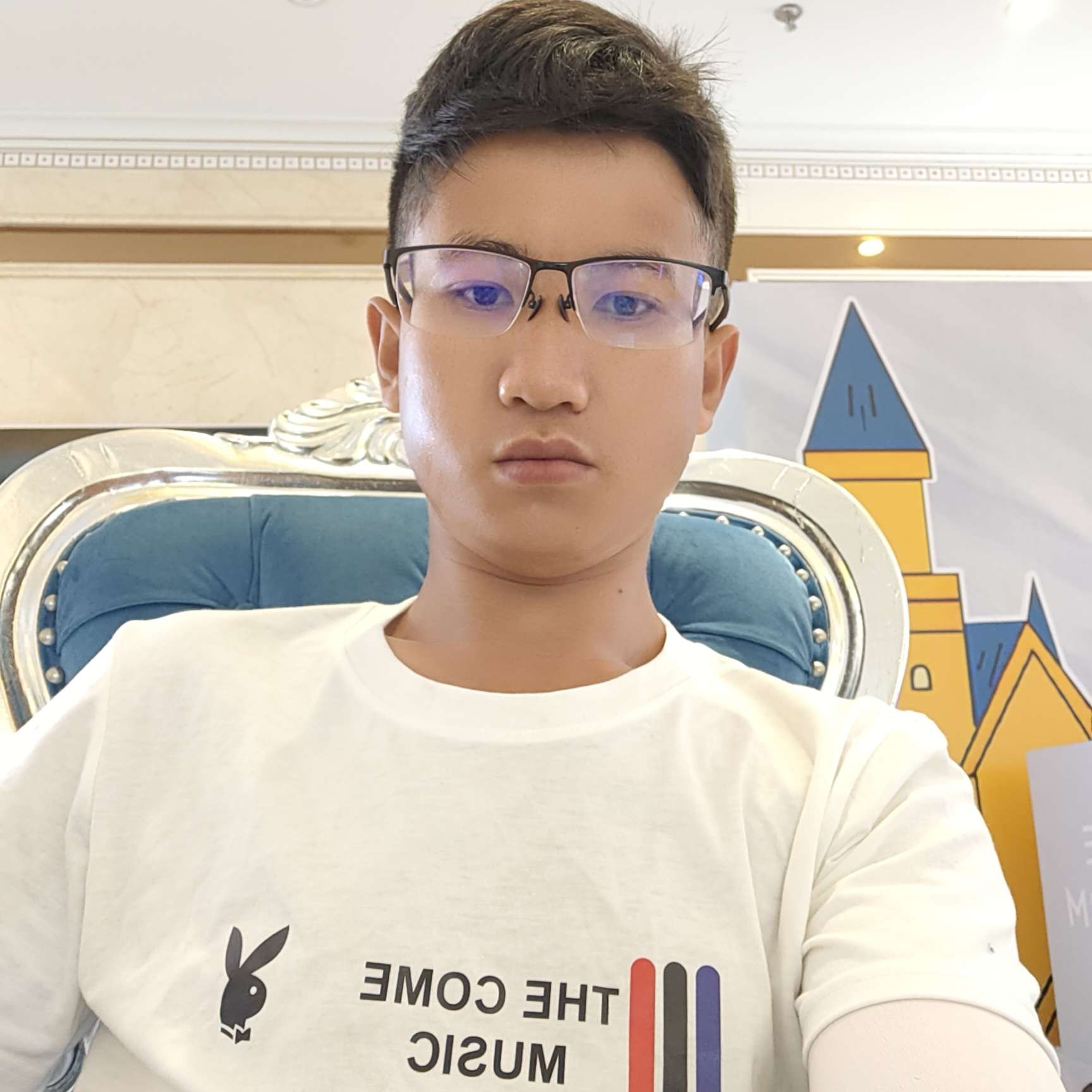 彪壮回首萝莉的照片