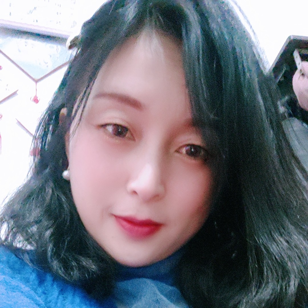 单纯浅吻期待的照片