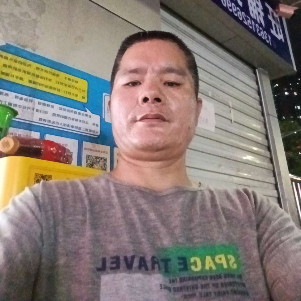 凉城冷巷樱花雨的照片