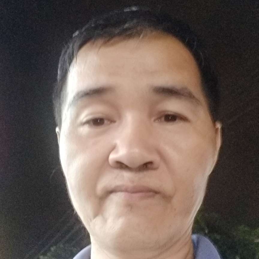 金毛回首冷酷的照片