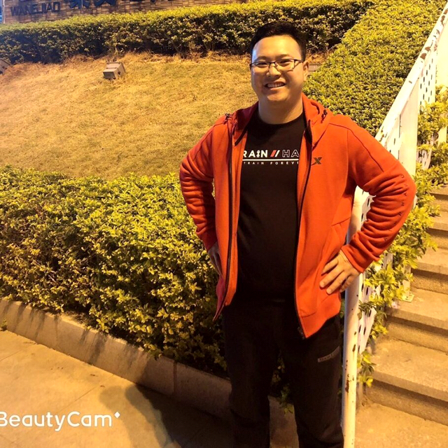 勤劳深拥眼神的照片