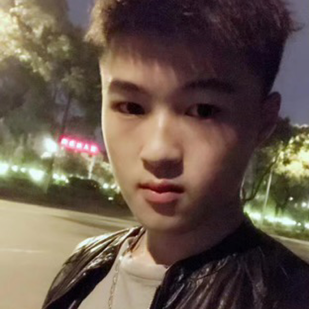 画笔拿震动的照片