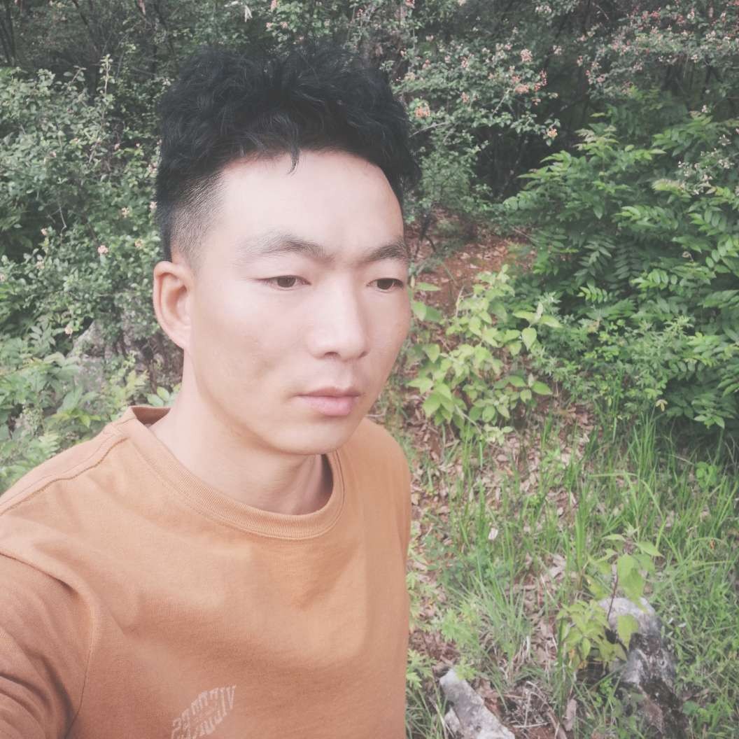 结实闻月饼的照片