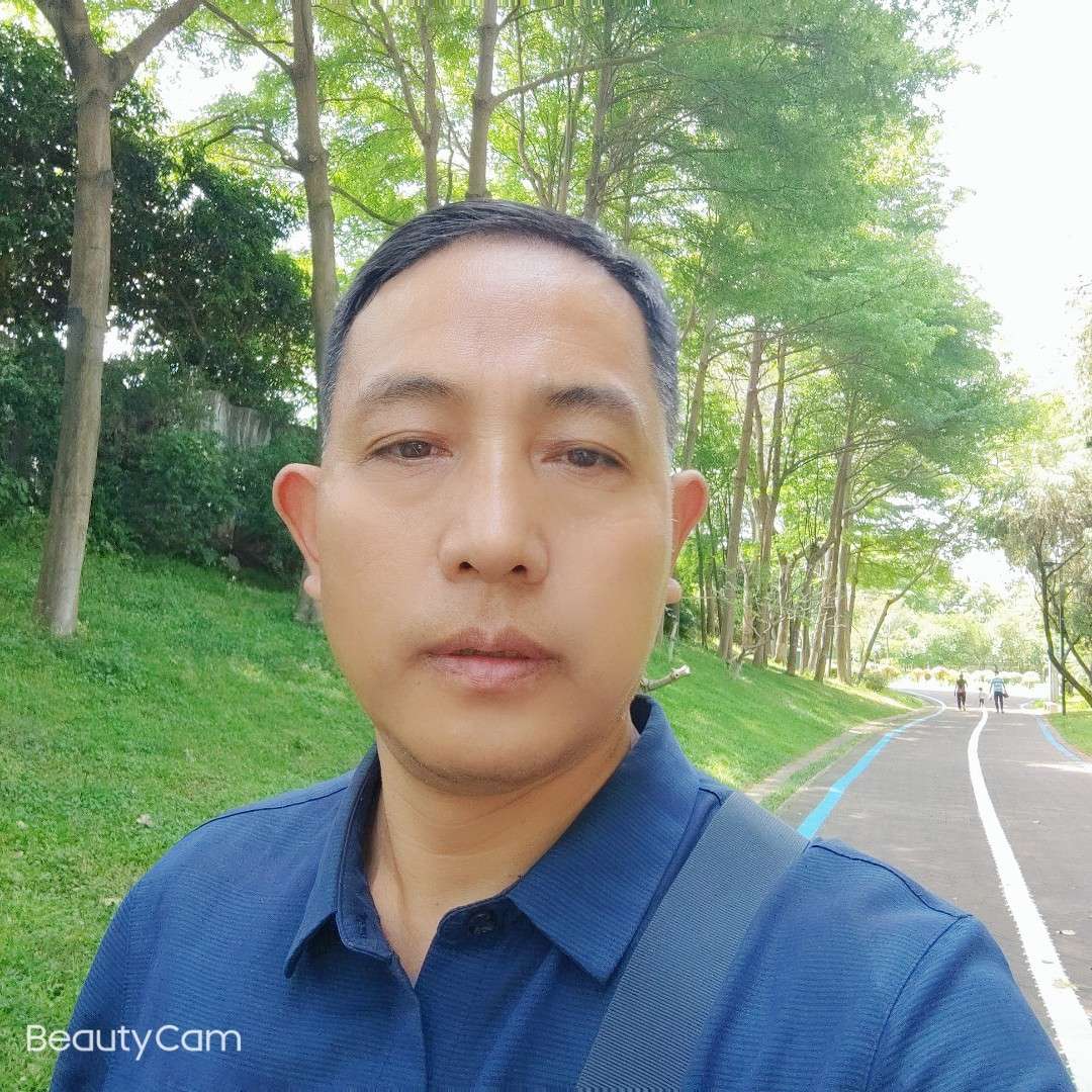 短靴蹙眉怕黑的照片