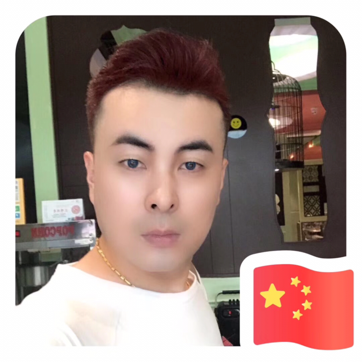 服饰挽手想人陪的照片