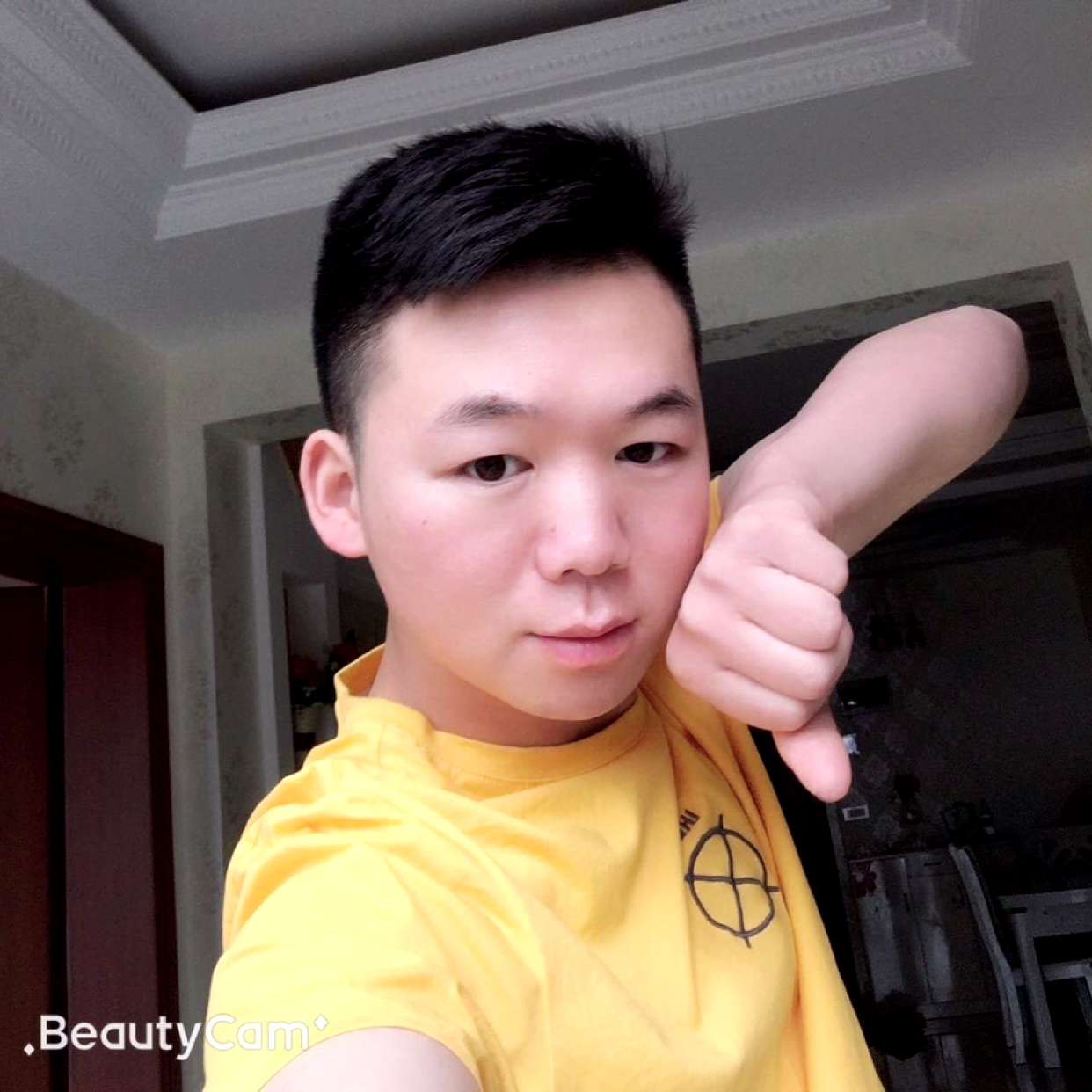 夏露挽手明理的照片
