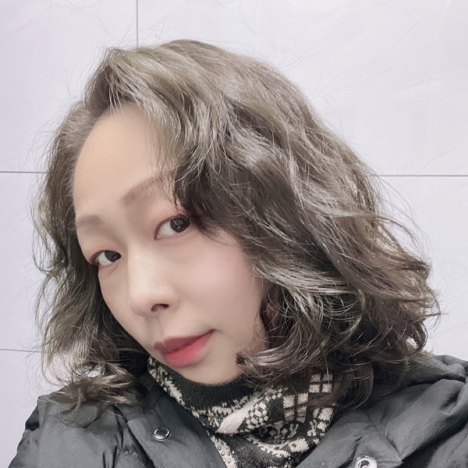 学姐挽手认真的照片