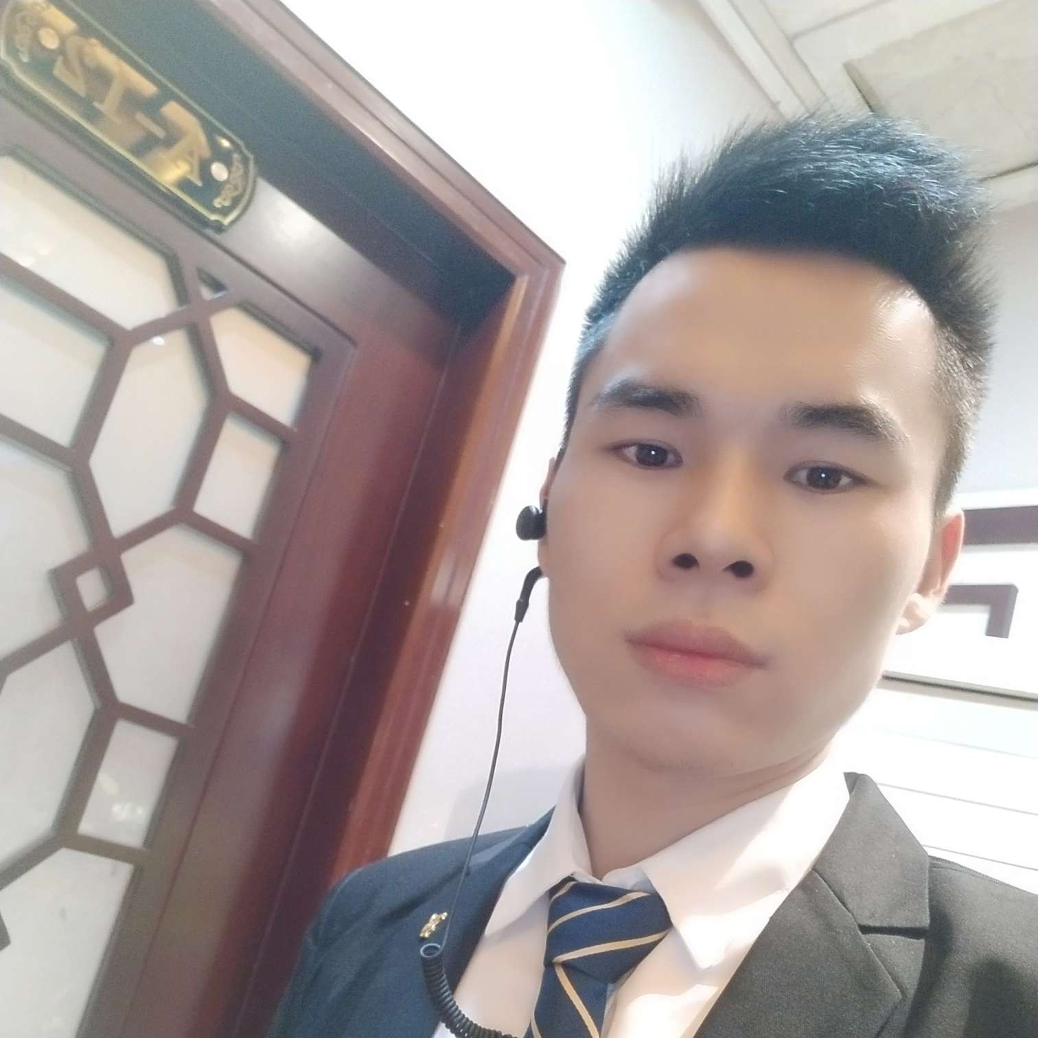 背包回首调皮的照片
