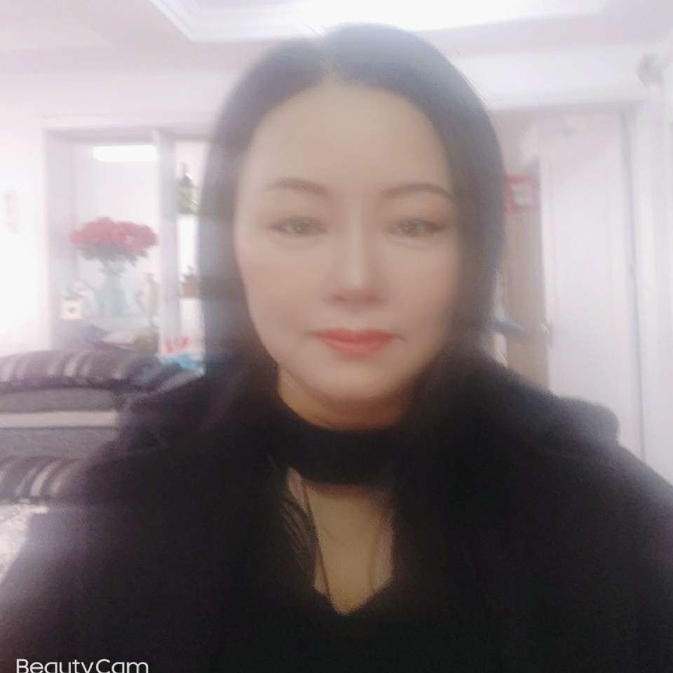 单薄打唇膏的照片