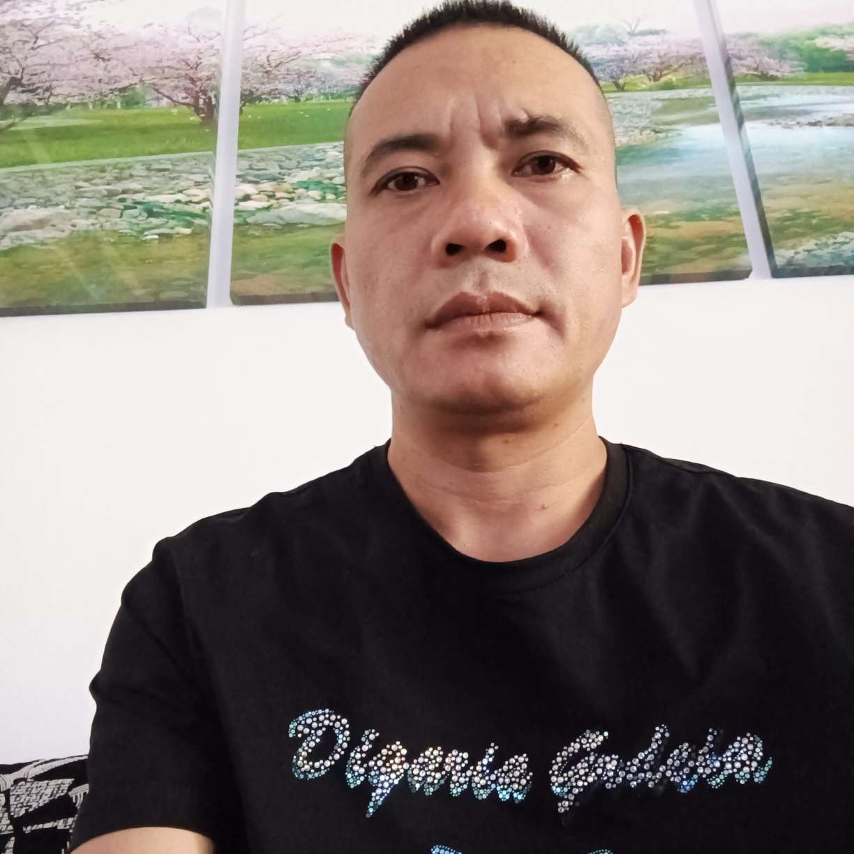 无语深拥红玫瑰的照片