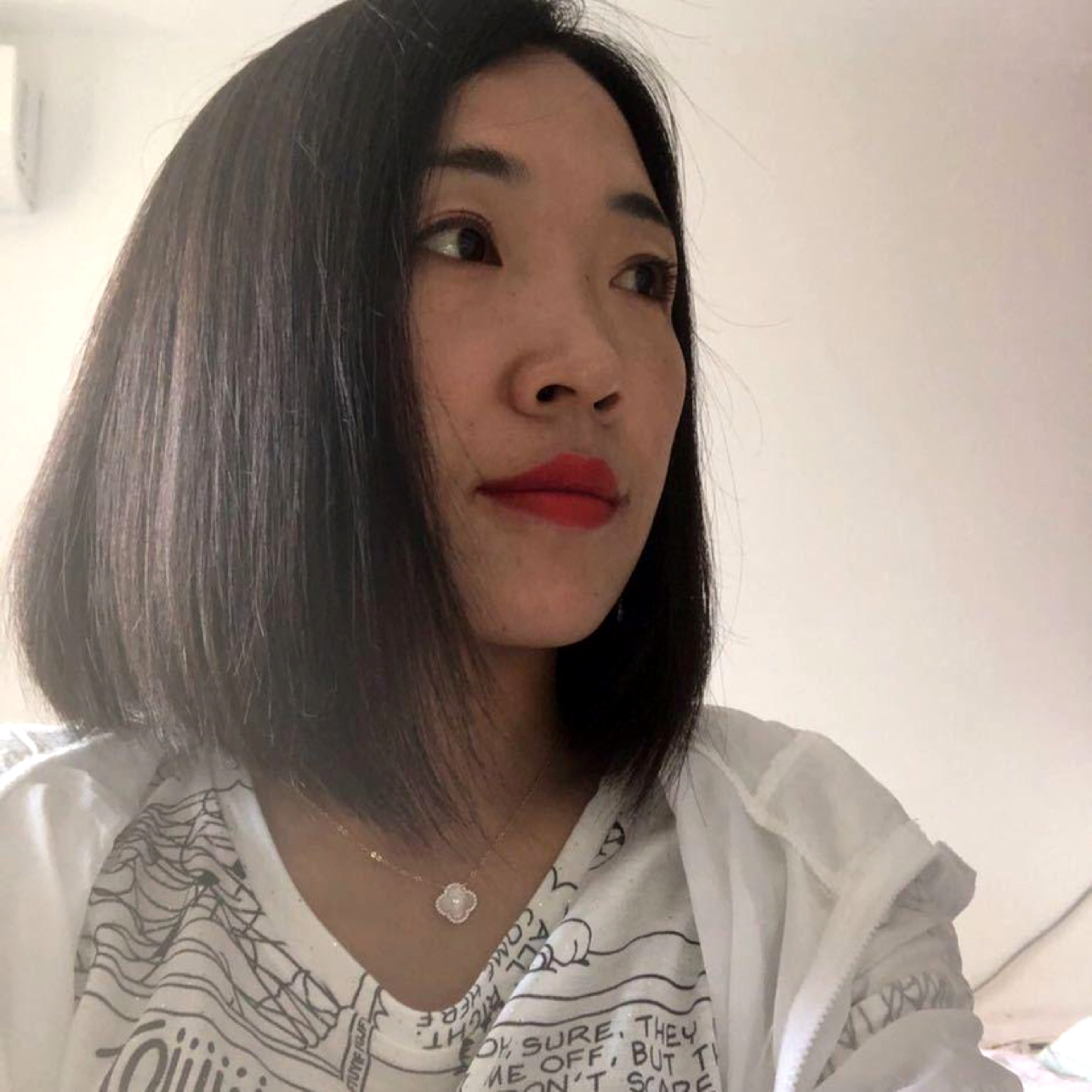 长颈鹿回眸狂野的照片