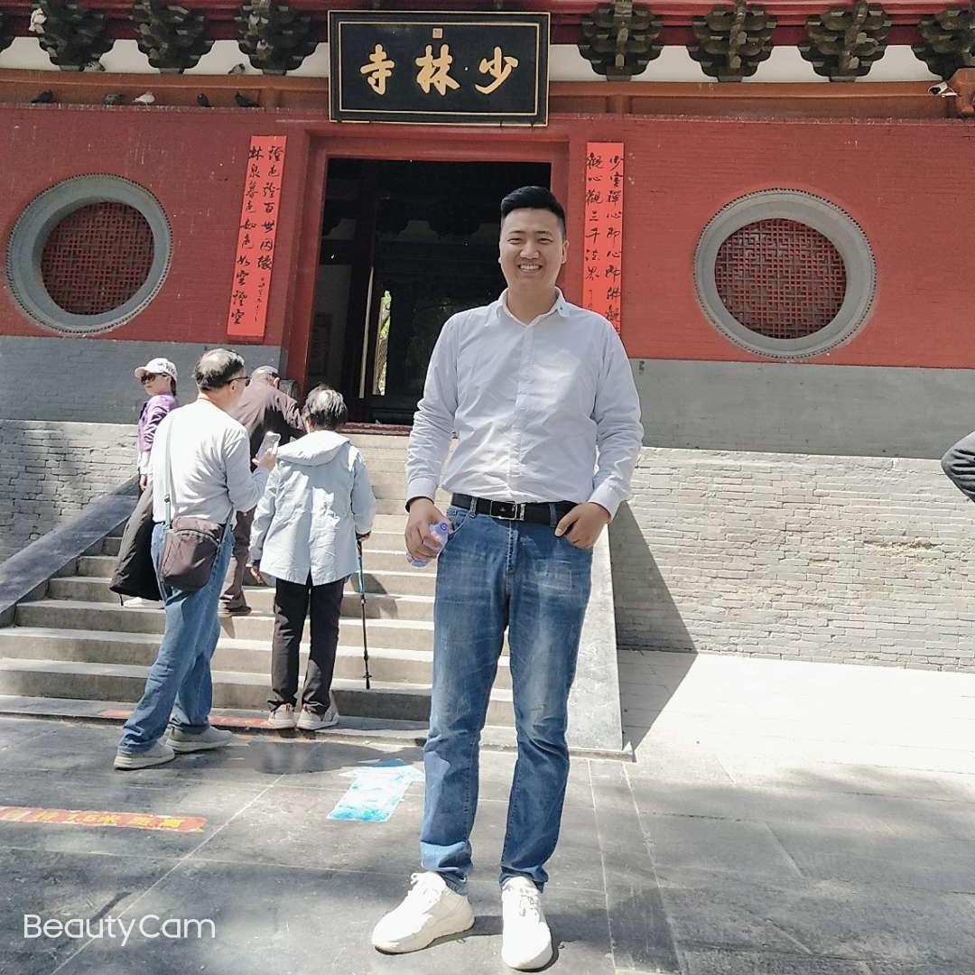 大树倾心勤奋的照片