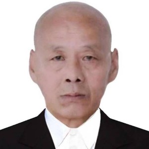 塑一个泥人。的照片