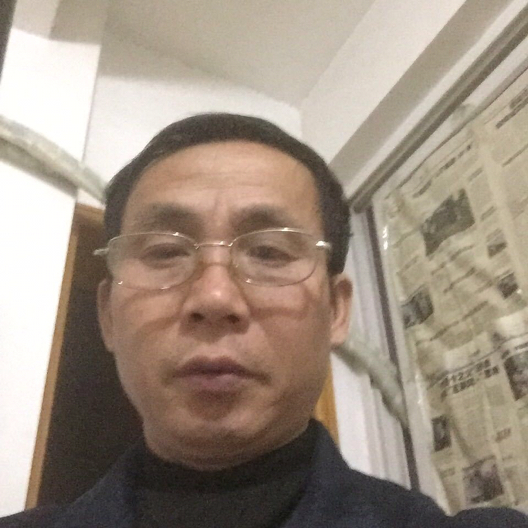 娇小男人的照片