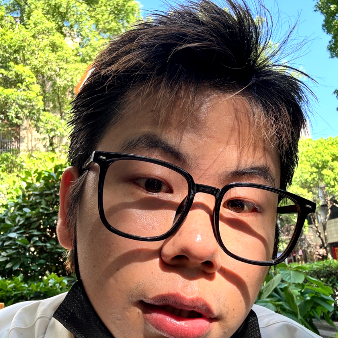 吃草莓爱丽丝娅的照片