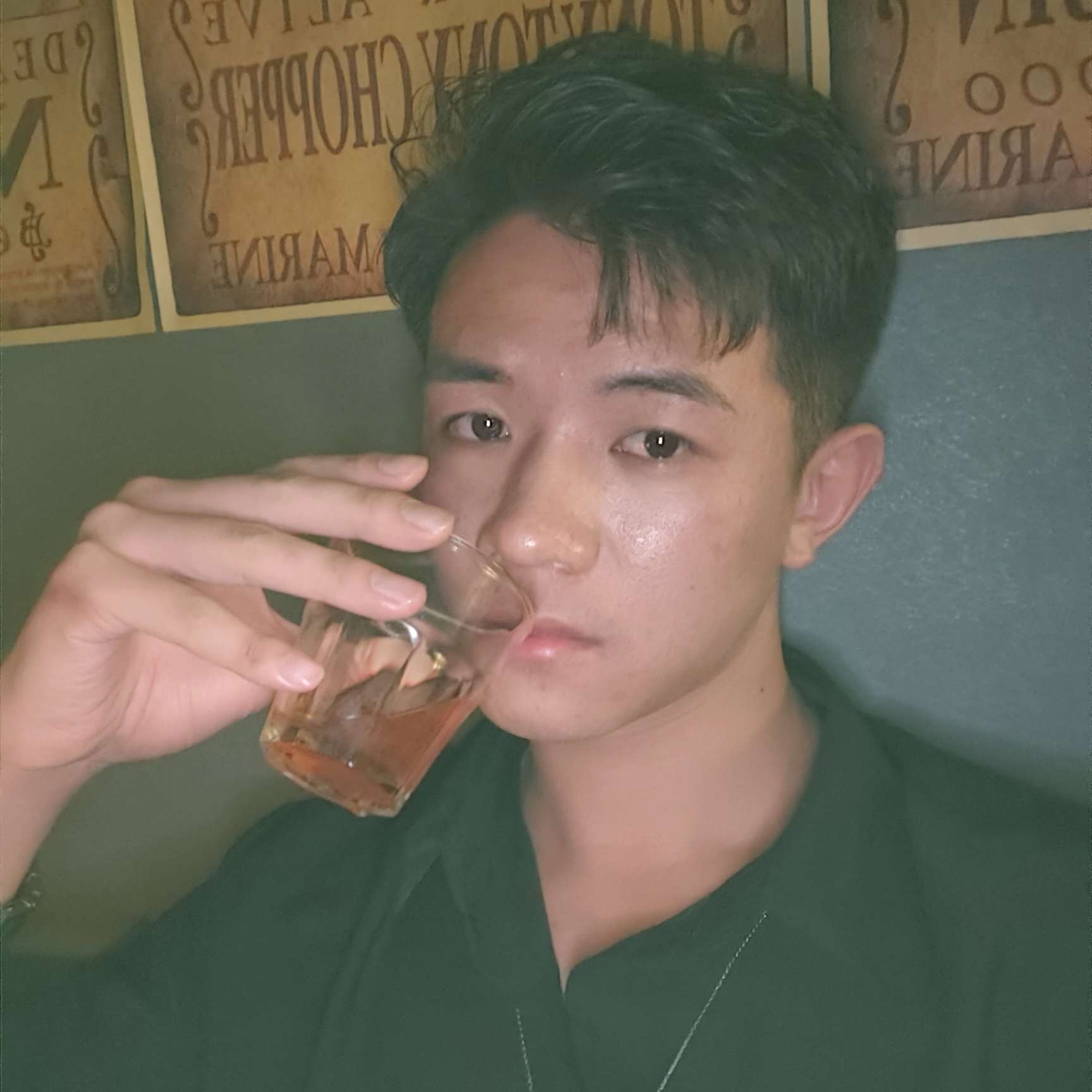 月下朗读者的照片