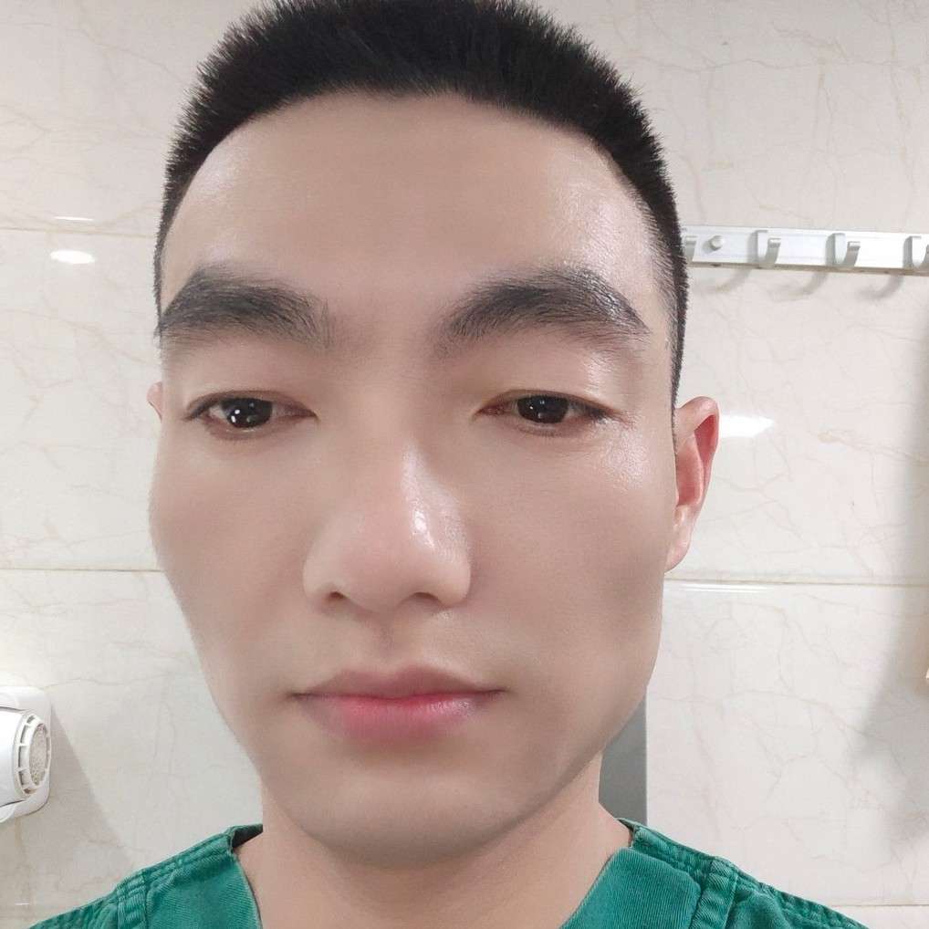 帅哥挽手陶醉的照片