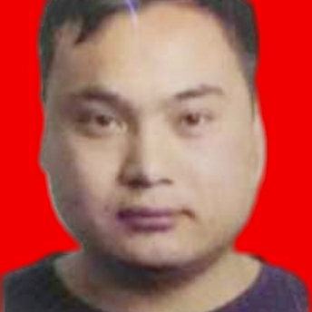 清脆深拥高山的照片