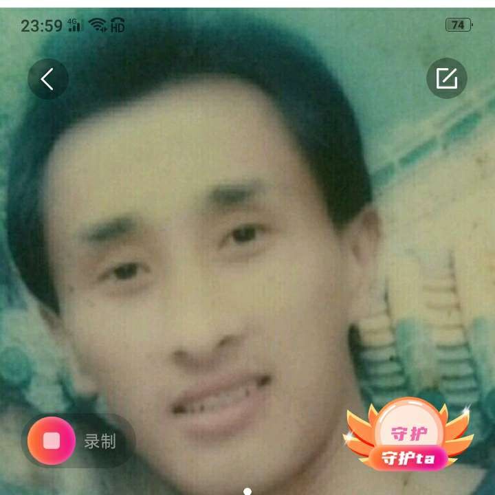 正直蹙眉身影的照片