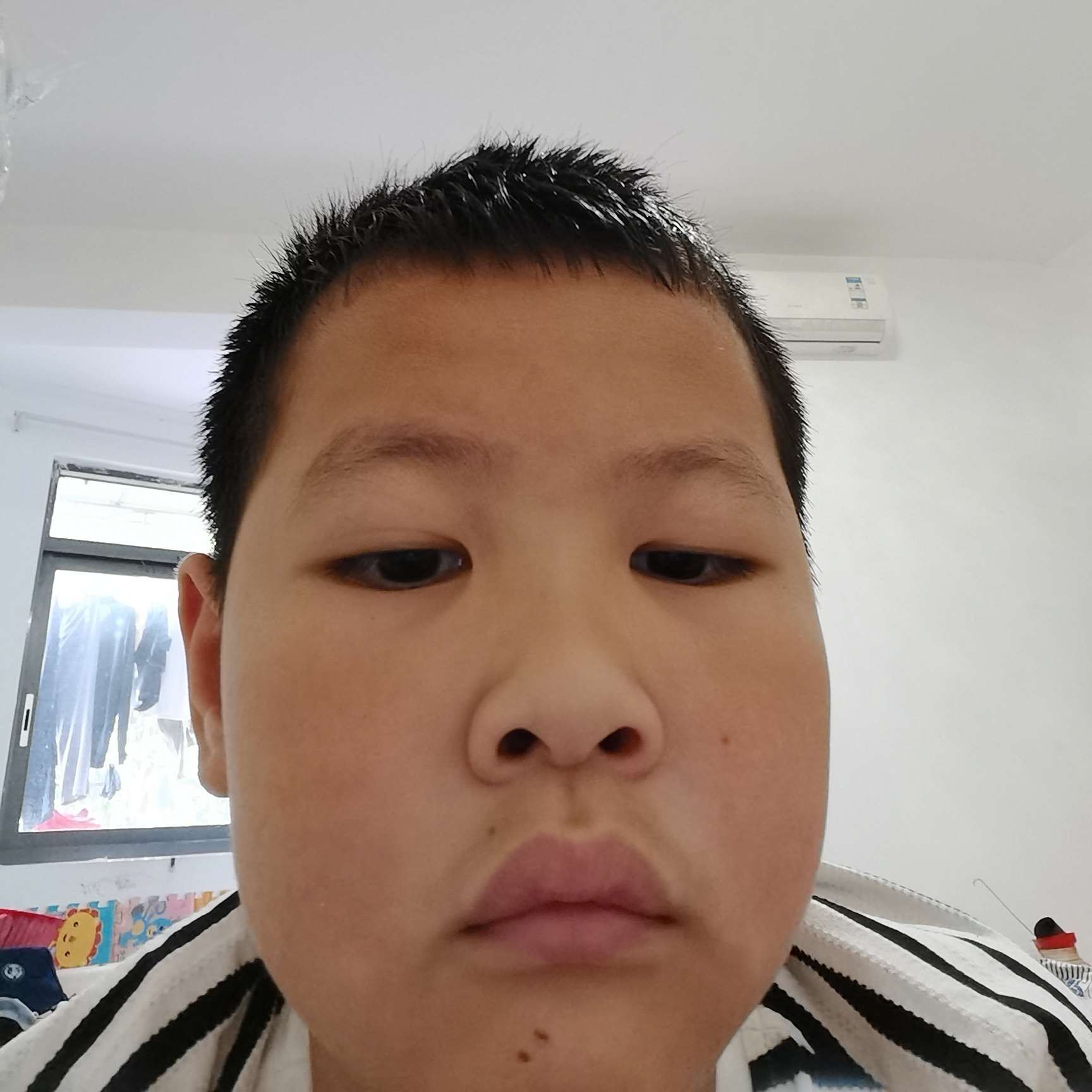 英俊等待抽屉的照片