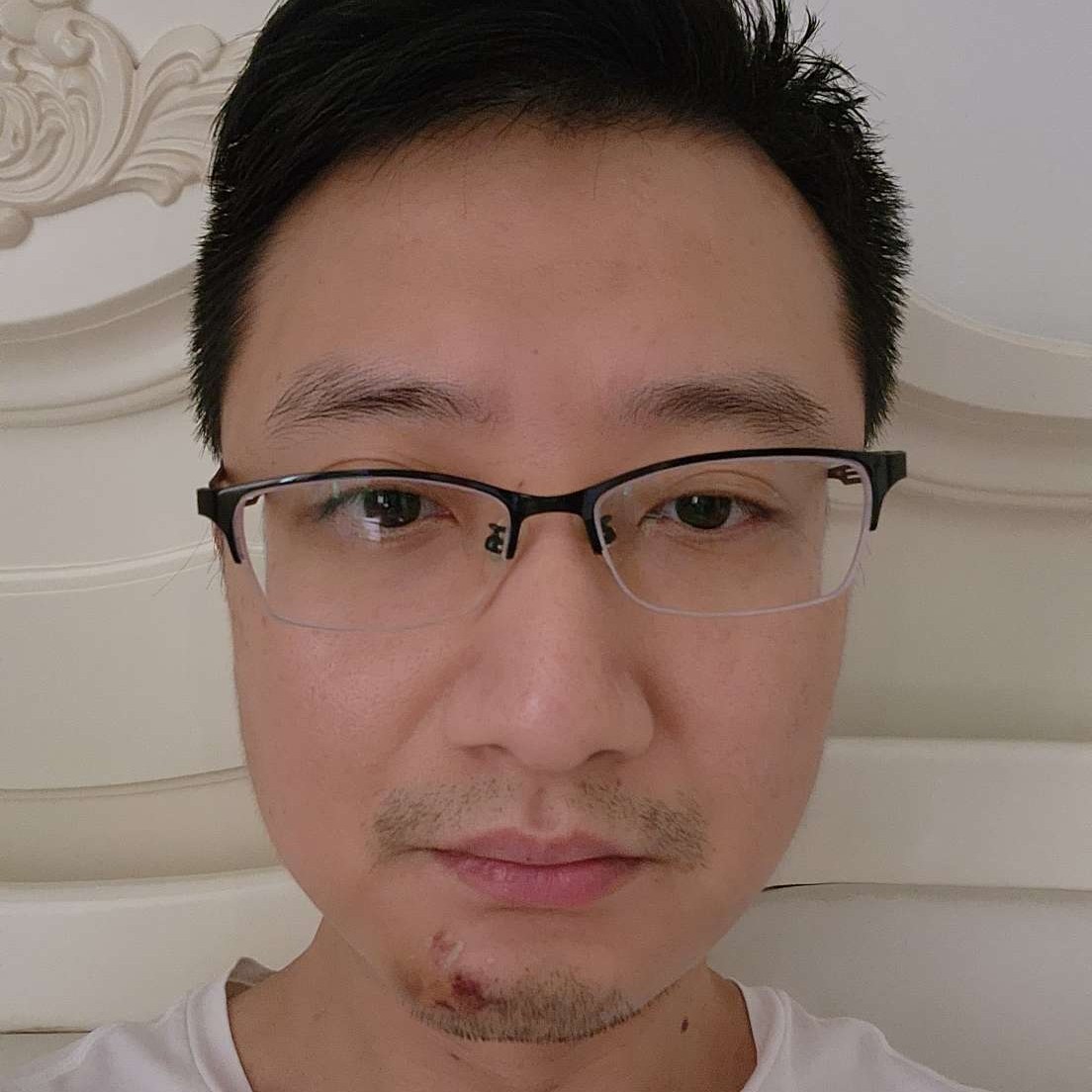 真淳迎草丛的照片