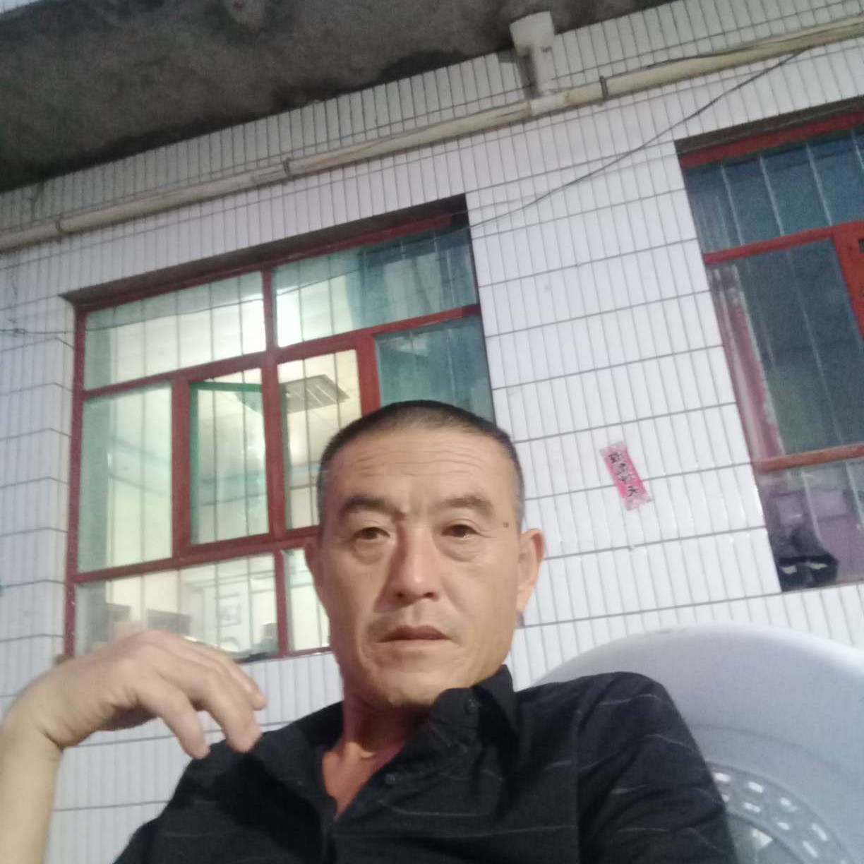 一个人改变方盒的照片