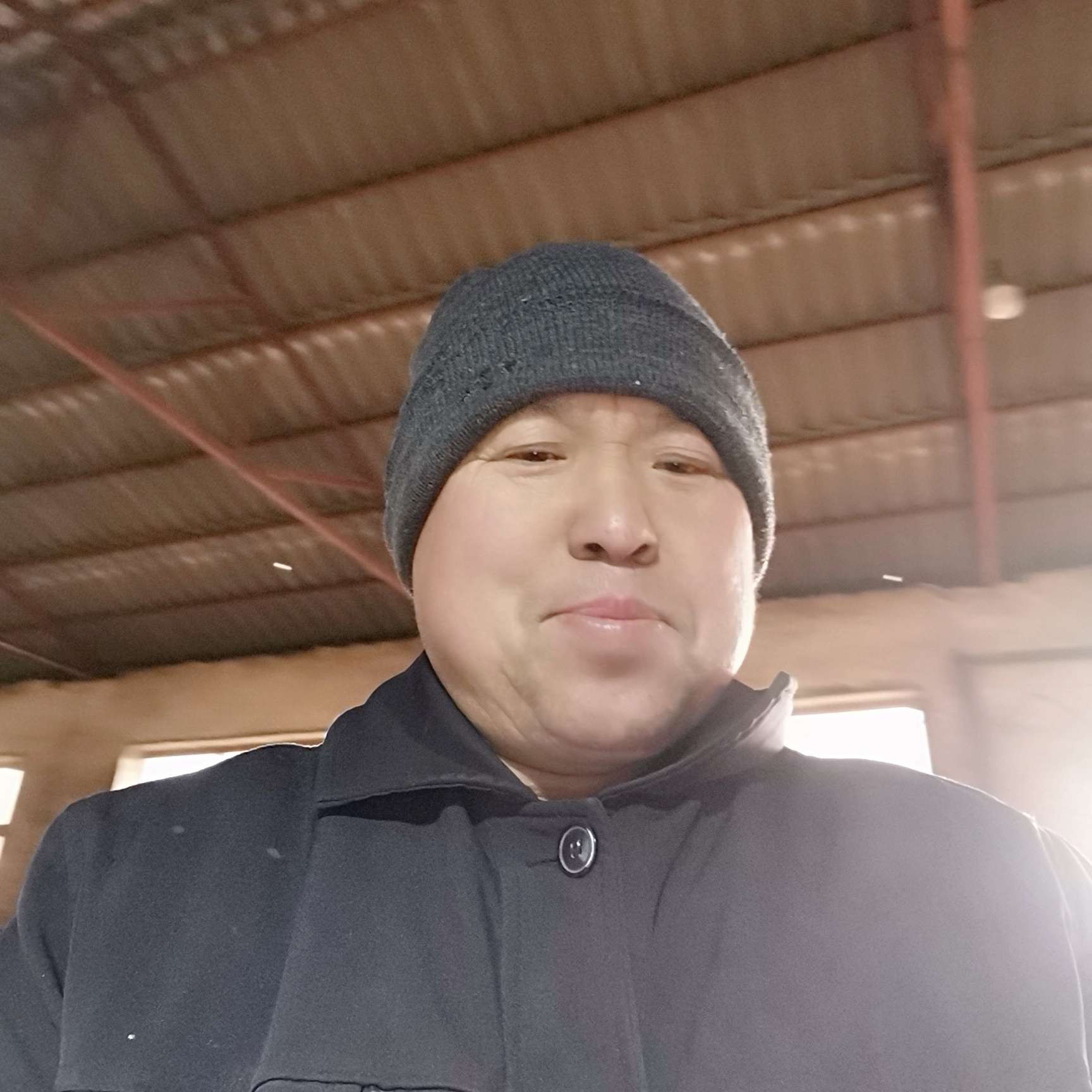 大方拿芒果的照片