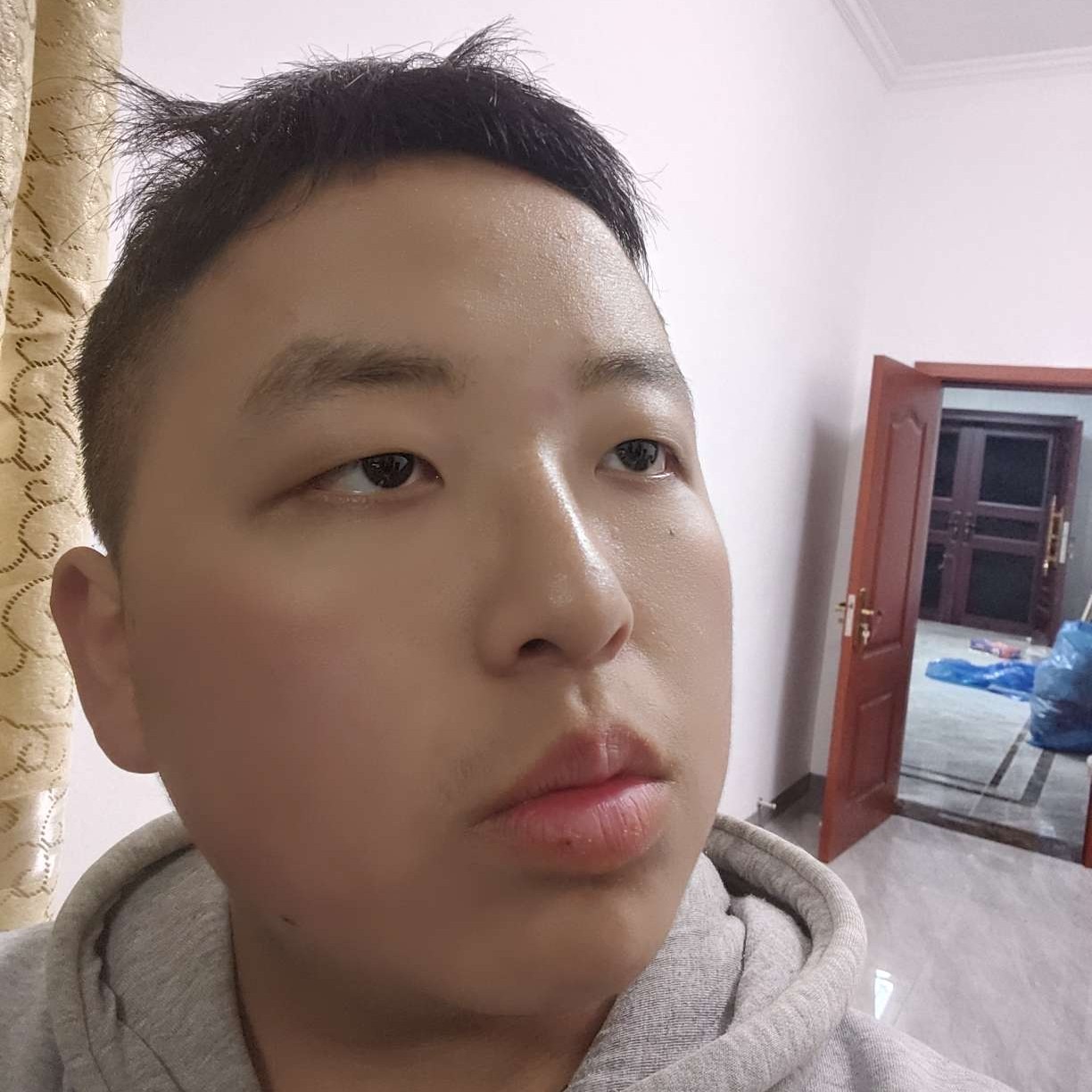 早晨方魁梧的照片