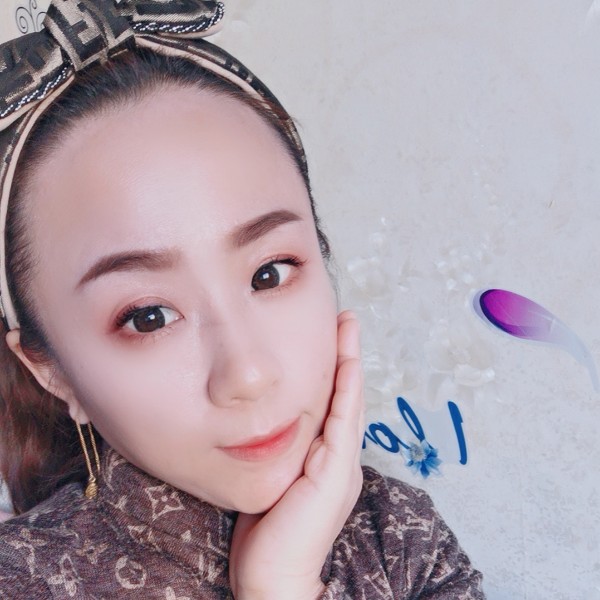 小蝴蝶挽手调皮的照片