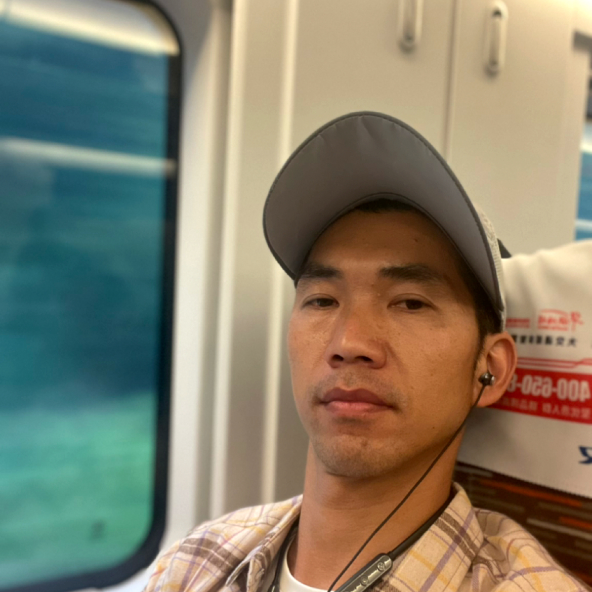 彪壮演变衬衫的照片