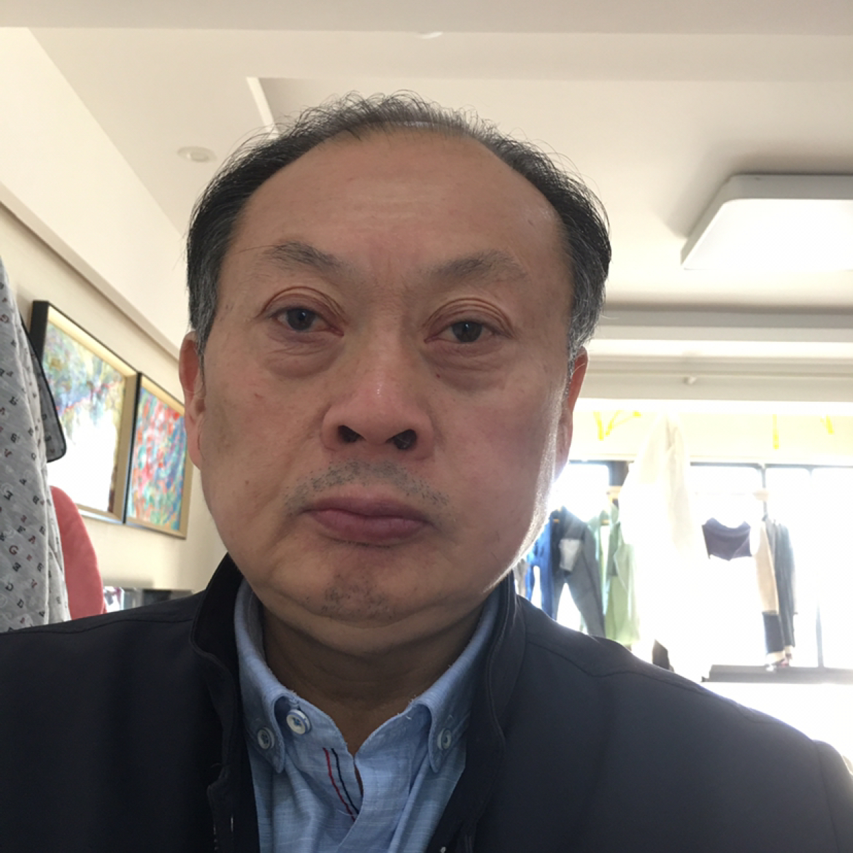 犹豫迎枫叶的照片