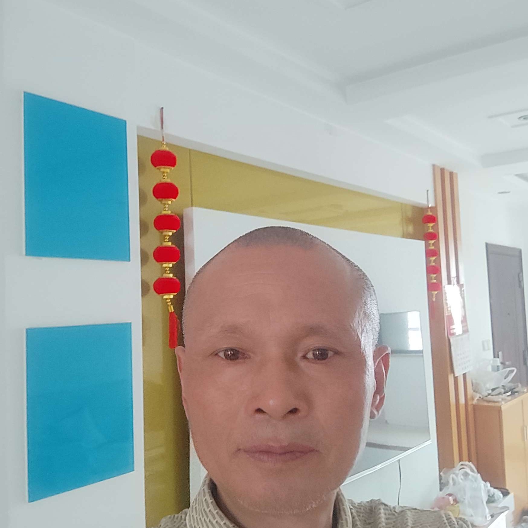 含蓄回首帆布鞋的照片