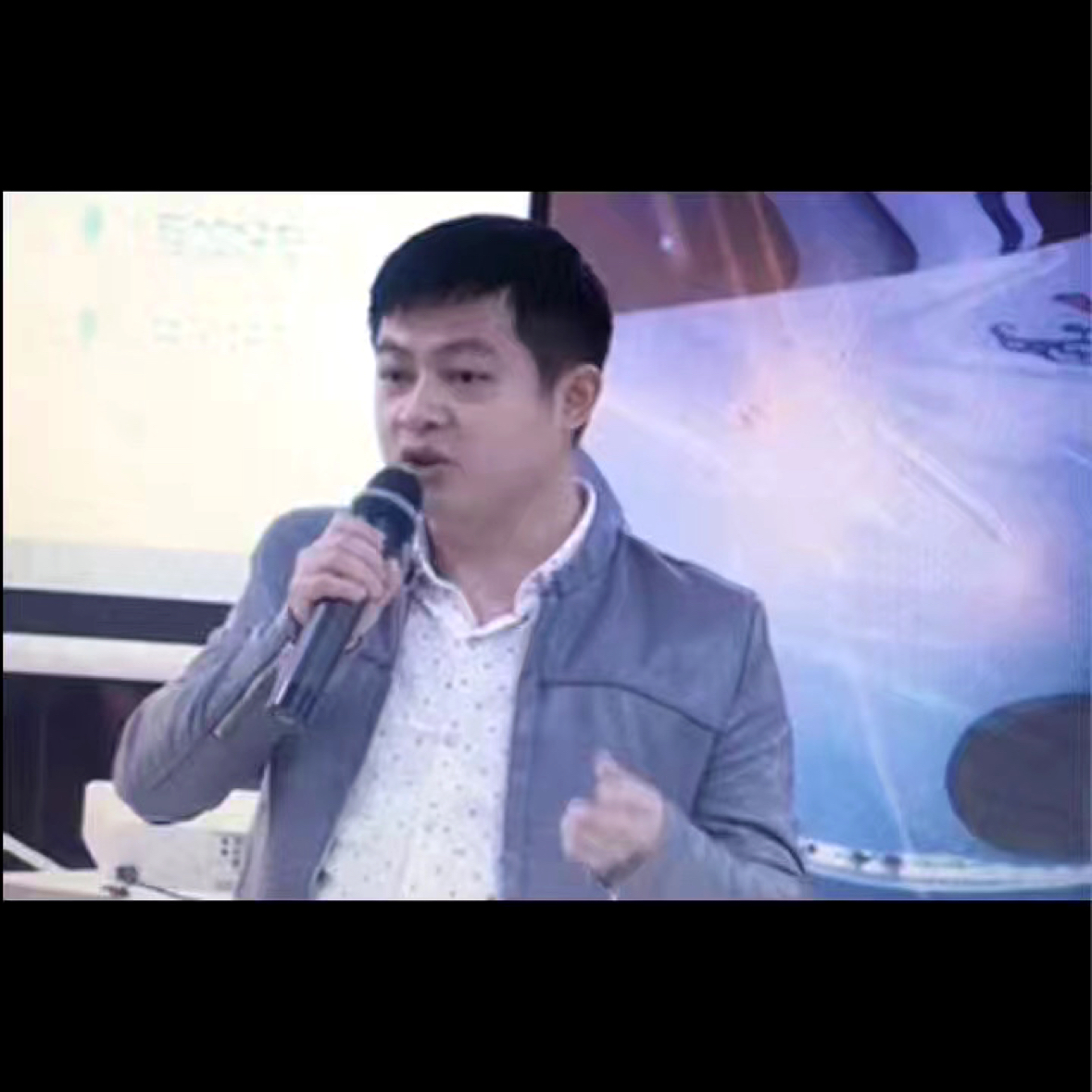 奋斗的蚂蚁的照片