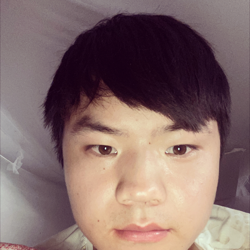 耳机挽手微笑的照片