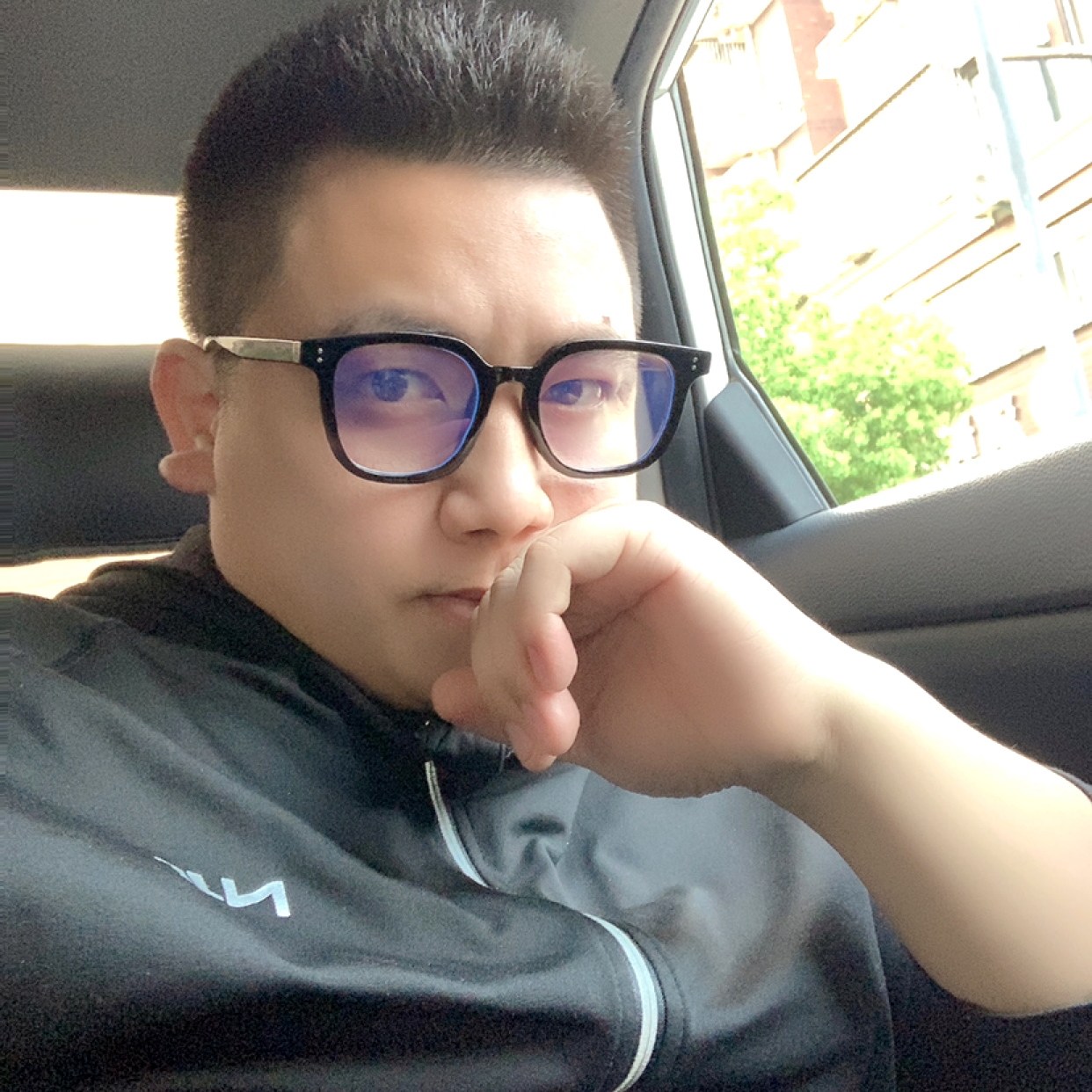 一个人保卫猫咪的照片