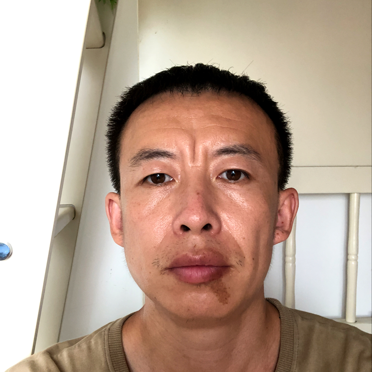 精明浅吻墨镜的照片
