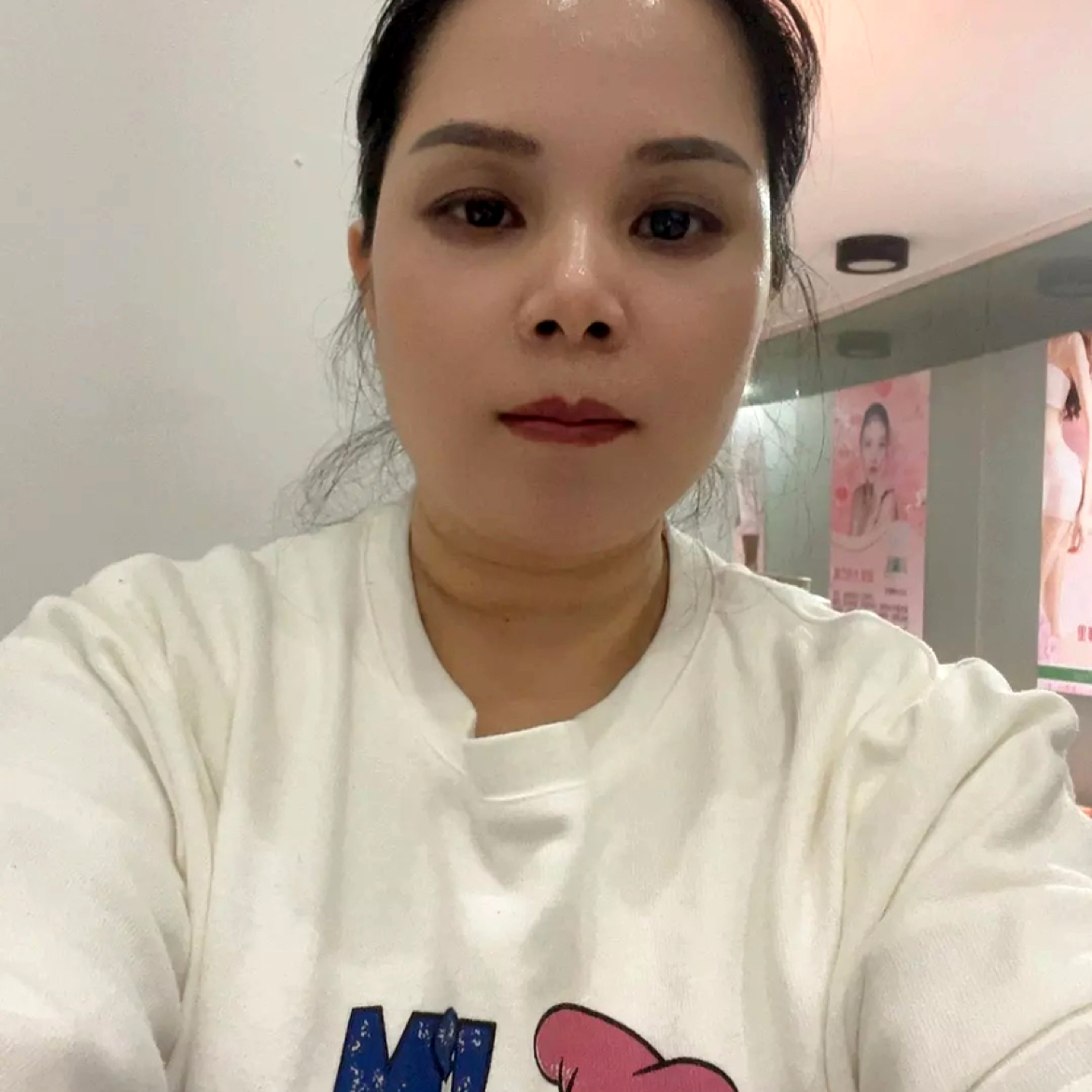 手链拿羞涩的照片