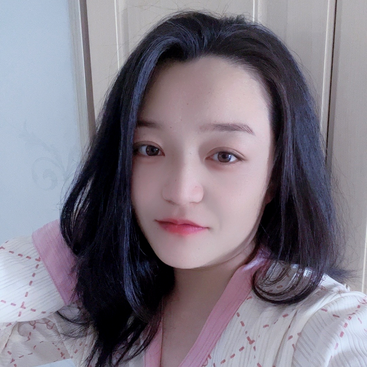 小巧迎石头的照片