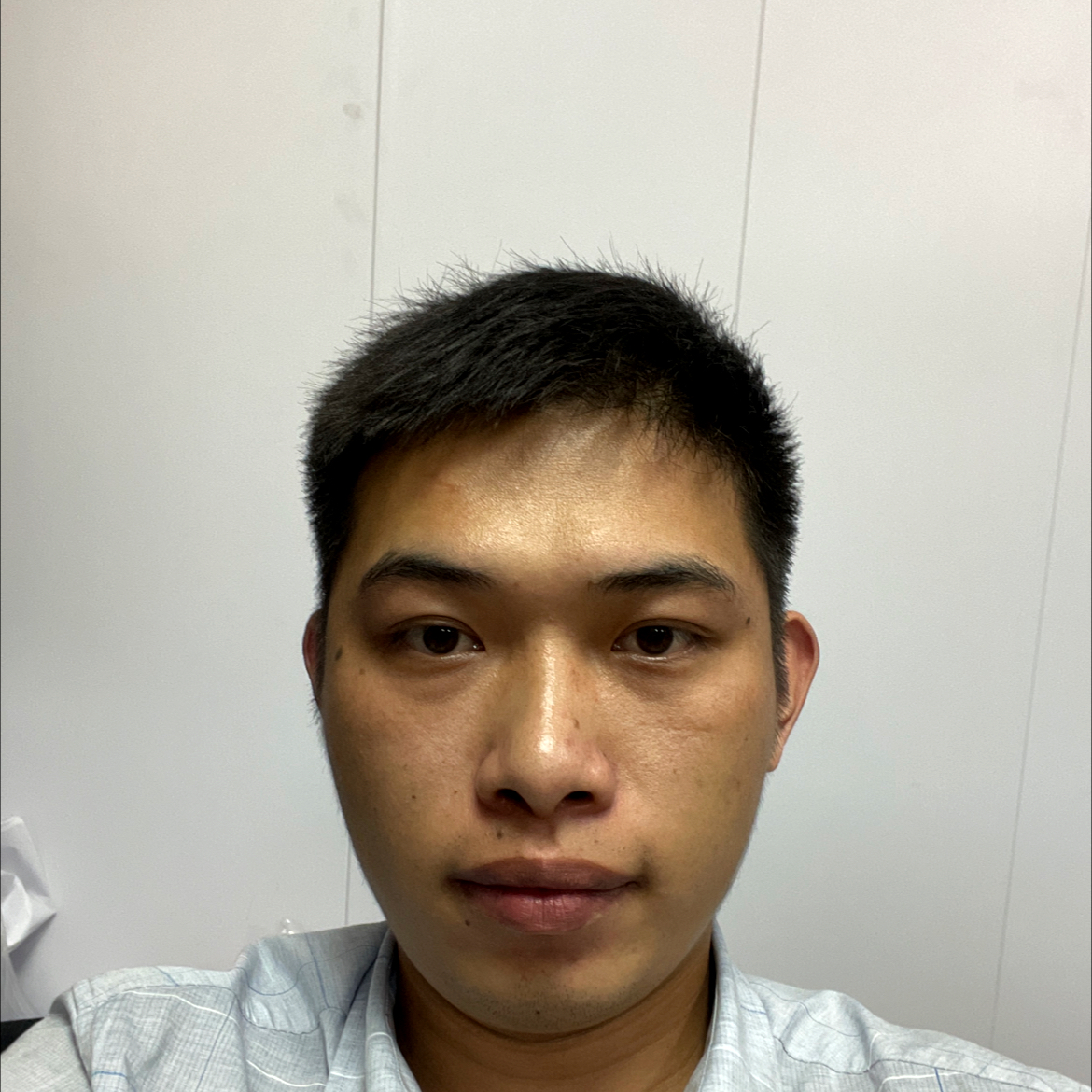 一个人苦恋书本的照片
