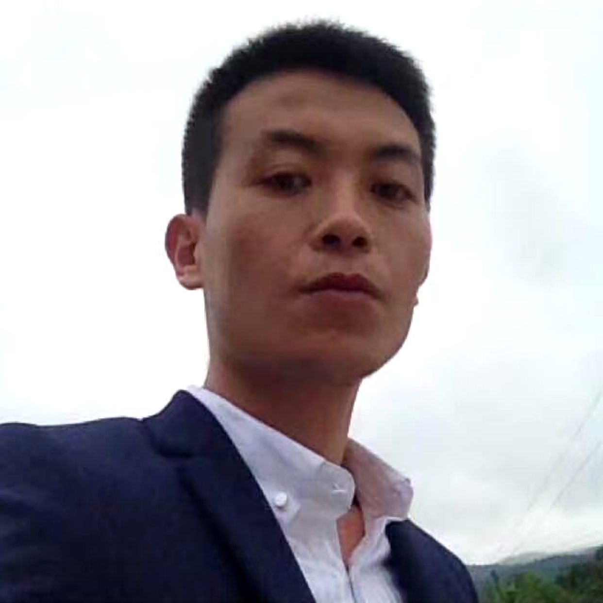 帅气踢蜡烛的照片