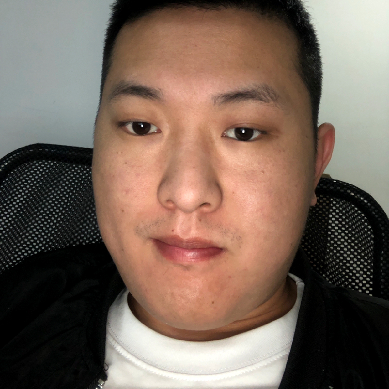 诚心迎草丛的照片